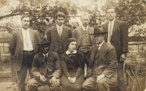 Quelques organisateurs IWW (Paterson, 1913) — Debout, deuxième en partant de la gauche : Patrick Quinlan<br class='manualbr' />Assis : Hubert Harrison, Elizabeth Gurley Flynn et Big Bill Haywood