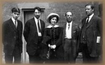Paterson, 1913 — De gauche à droite Patrick Quinlan, Carlo Tresca, Elizabeth Gurley Flynn, Adolph Lessig et Big Bill Haywood.<br />iww.org